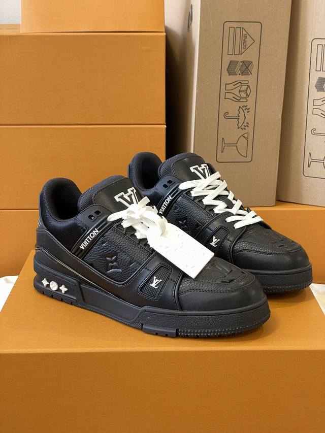 顶级版本 情侣款上线LV Trainer 运动鞋记录设计师Virgil Abloh由复古篮球鞋激发的经典创意 款号 1AAREY 此次拼接光滑牛皮革和Monog
