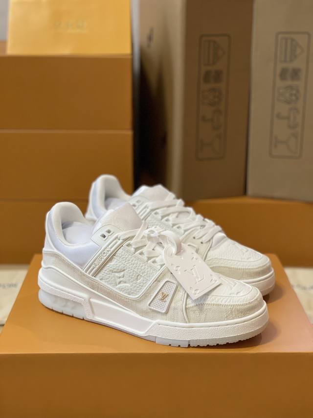顶级版本 情侣款上线路易威登男装全新配色LV Trainer 运动鞋款号1A8FN8，新款发布会预定，荔枝纹皮拼米色水洗牛仔布料，重新演绎经典 LV Train