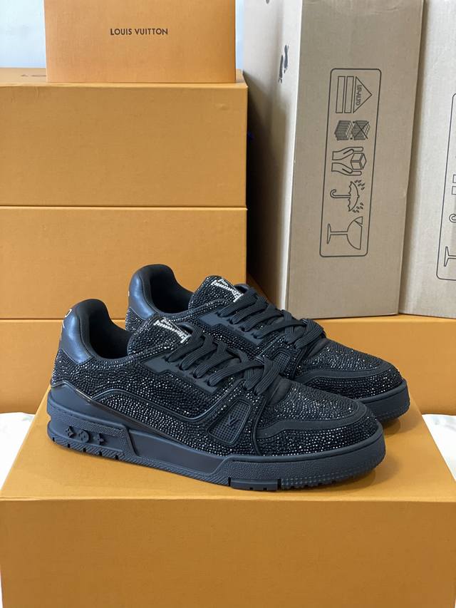 顶级版本 情侣款本款 LV Trainer 运动鞋闪烁水晶的炫目光芒，向设计师Virgil Abloh 春夏系列推出的原版设计致敬。繁复鞋面和橡胶外底宣示经典笔