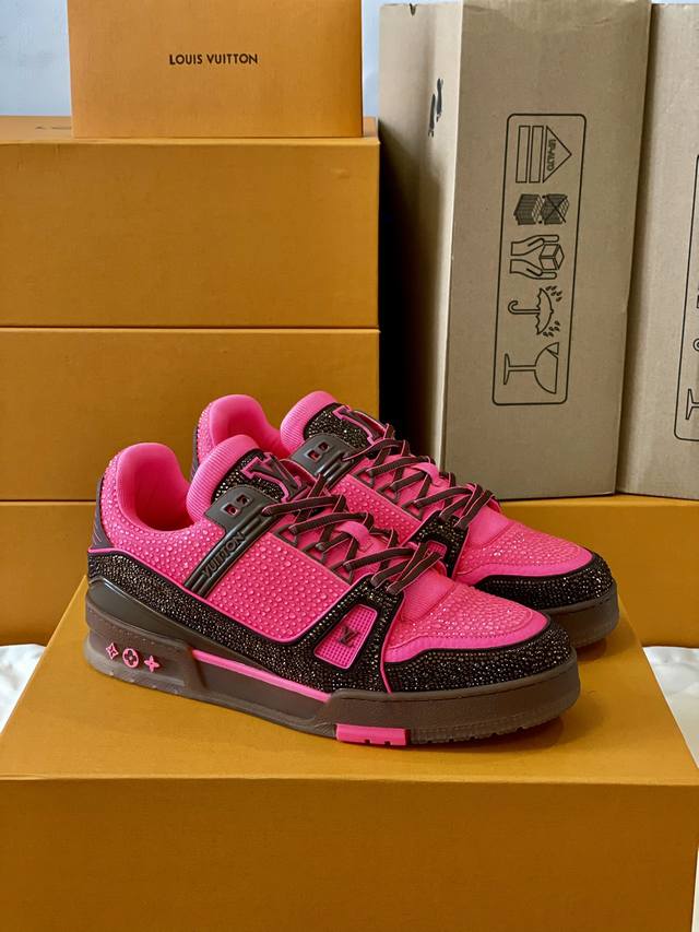 顶级版本 情侣款本款 LV Trainer 运动鞋闪烁水晶的炫目光芒，向设计师Virgil Abloh 春夏系列推出的原版设计致敬。繁复鞋面和橡胶外底宣示经典笔