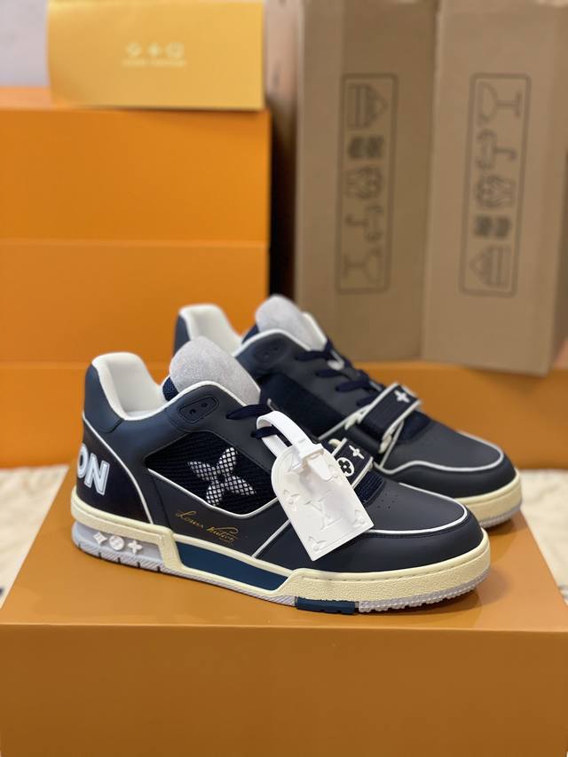 顶级版本 男款上线LV Trainer 运动鞋于路易威登 款号1A98UX,年-年秋冬秀场焕现全新魅力。小牛皮融入缤纷细节，魔术贴鞋带和侧面的 Monogram