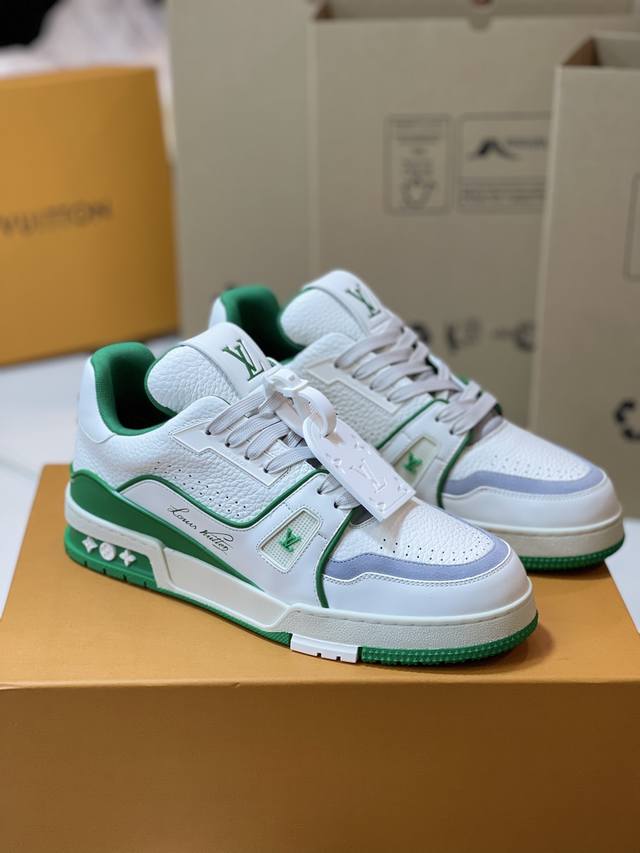 顶级版本 情侣款上线本款LVTrainer运动鞋再现设计师Virgil Abloh自篮球鞋中挖掘的时尚潜力。此款款号BM 0213、材质粒面牛皮革构筑繁复鞋面，