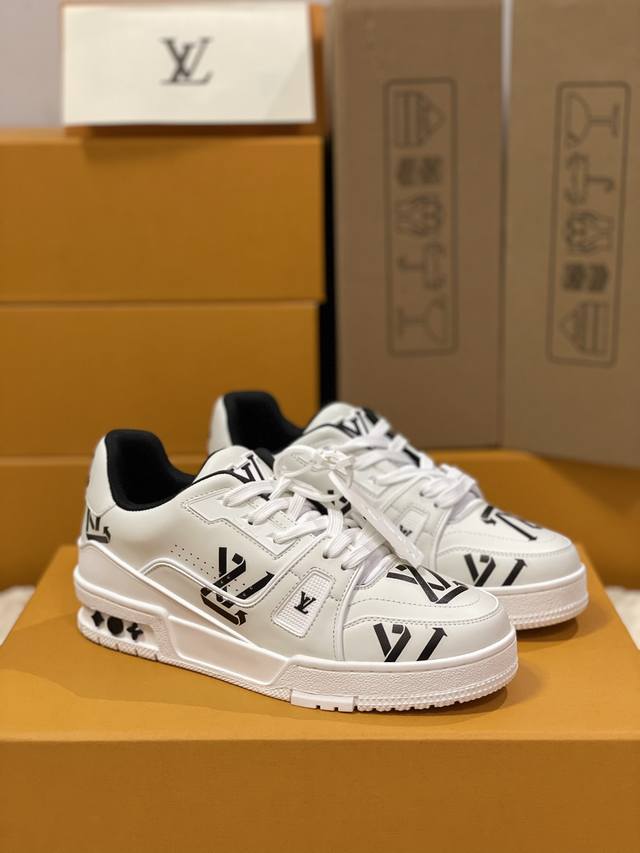 顶级版本 情侣款上线LVTrainer运动鞋的灵感源自复古篮球鞋，代表VirgilAbloh的标志运动此款款号1AAGXF，独家定制面料牛皮最新科技5D打印Mo