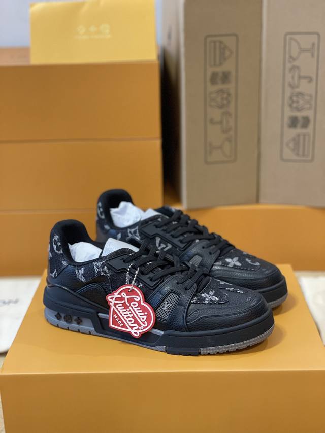 顶级版本 男款上线39-44 45.46 款号1A9IPL路易威登男装艺术总监 Virgil Abloh 与日本街头时尚大师 Nigo 再度携手，重新演绎经典