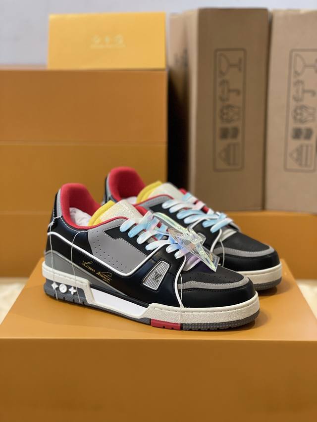 顶级版本 上线男款39-44 45.46 款号MS0221Virgil Abloh 向篮球鞋设计汲取灵感，推出标志性 LV Trainer 运动鞋，官网最新修改