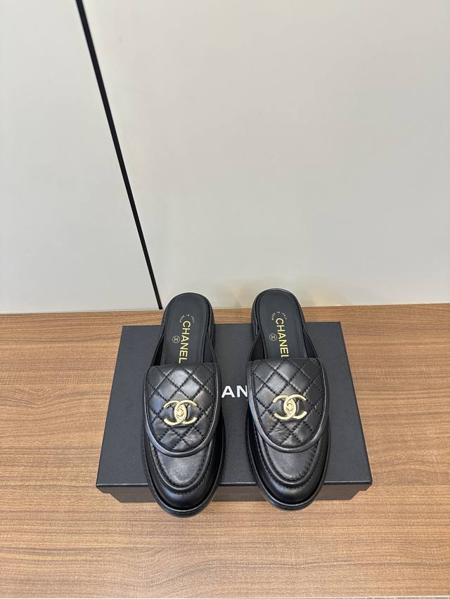 CHANEL 25早春新品 书包锁扣穆勒拖鞋 新款书包锁扣穆勒拖鞋精致的勃肯鞋 经典永不过时～翻盖式书包锁扣设计风格～显瘦百搭～穿不腻的一脚蹬乐福鞋！脚感非常舒