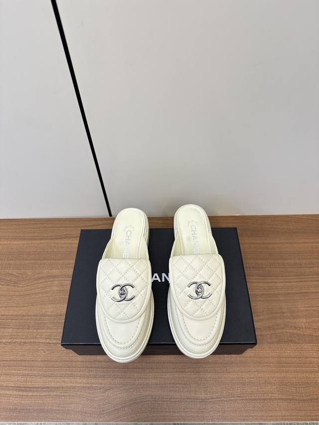 CHANEL 25早春新品 书包锁扣穆勒拖鞋 新款书包锁扣穆勒拖鞋精致的勃肯鞋 经典永不过时～翻盖式书包锁扣设计风格～显瘦百搭～穿不腻的一脚蹬乐福鞋！脚感非常舒