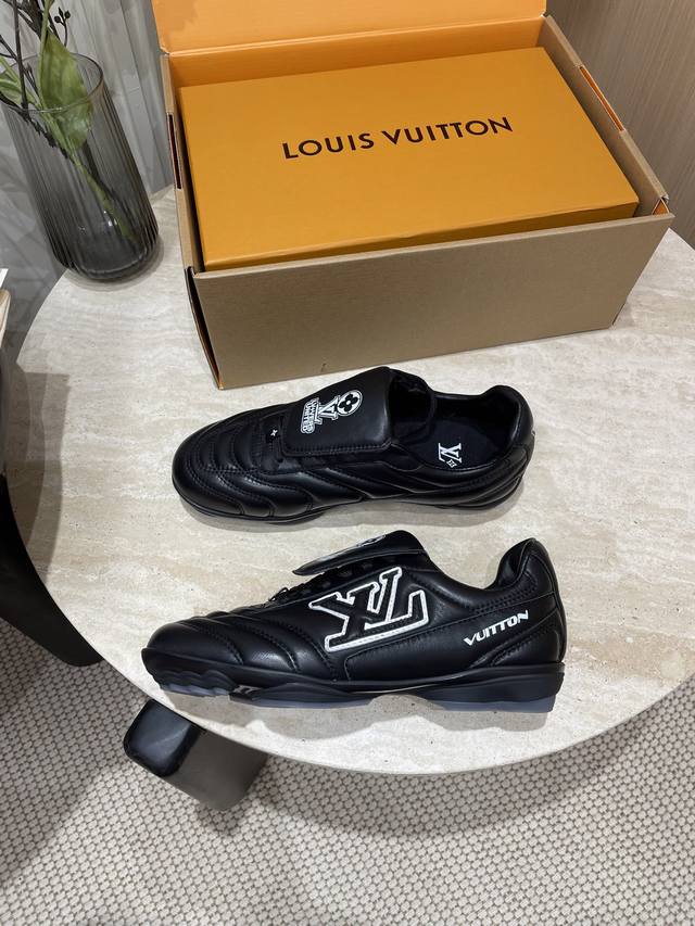 情侣款LV路易威登L家 驴牌 最新Footprint系列 情侣款 足球运动鞋 休闲 跑鞋原版购入开发 做货 这款 Footprint Soccer 运动鞋于20