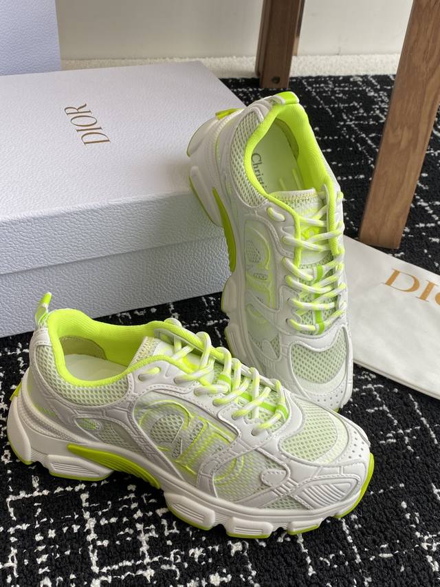 代购级 Dior 明星款25ss 主推爆品 全新发售的迪奥 Dior Chrono 新款休闲运动鞋跑鞋老爹鞋 真的酷毙了，未来感十足真的好飒！再次演绎了迪奥酷时