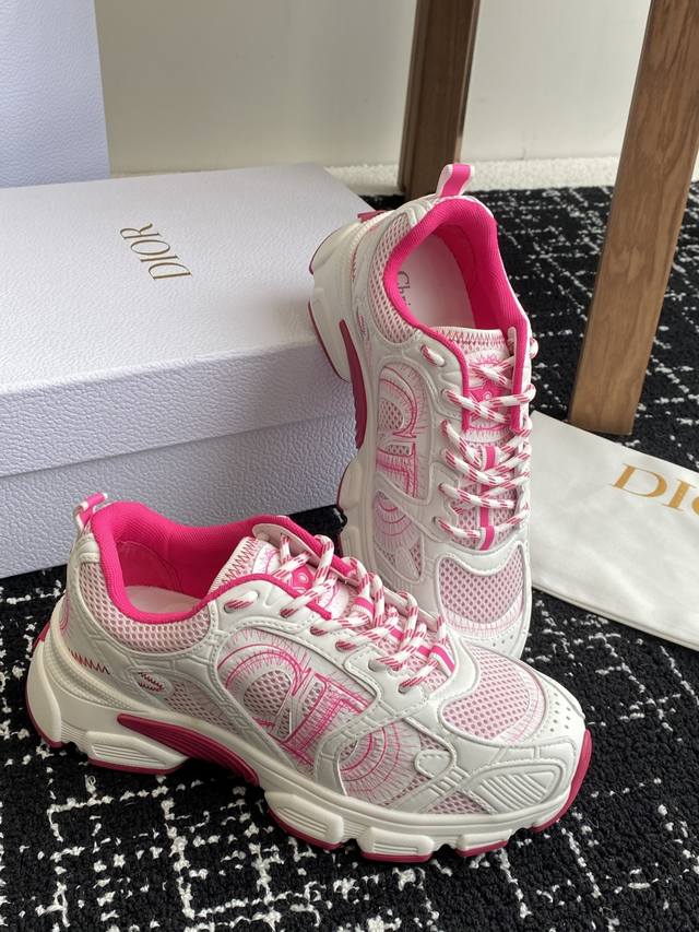 代购级 Dior 明星款25ss 主推爆品 全新发售的迪奥 Dior Chrono 新款休闲运动鞋跑鞋老爹鞋 真的酷毙了，未来感十足真的好飒！再次演绎了迪奥酷时