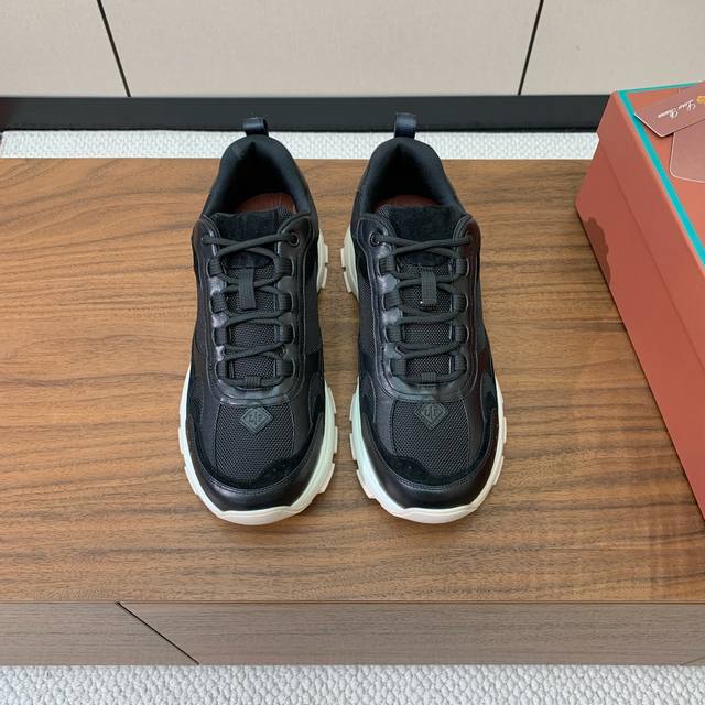 Loro Piana 男款休闲运动鞋。简约时尚，鞋面采用皮拼网面。羊皮垫脚。定制大底。码数：39-46 45、46定制 批：