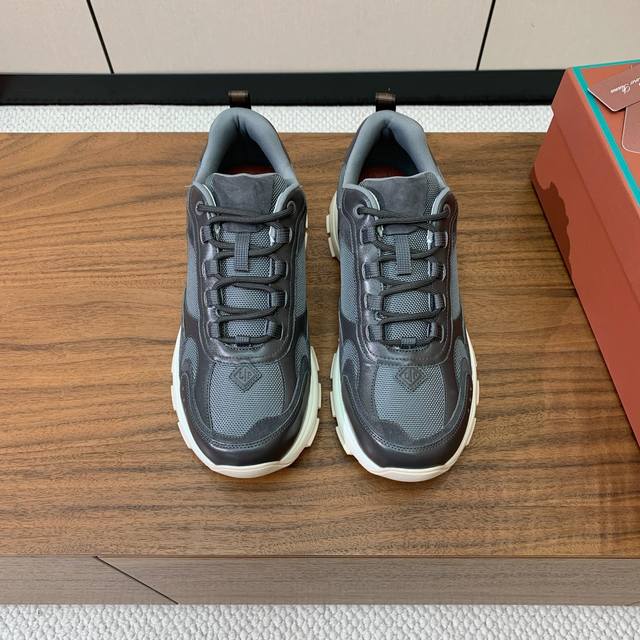 Loro Piana 男款休闲运动鞋。简约时尚，鞋面采用皮拼网面。羊皮垫脚。定制大底。码数：39-46 45、46定制 批：