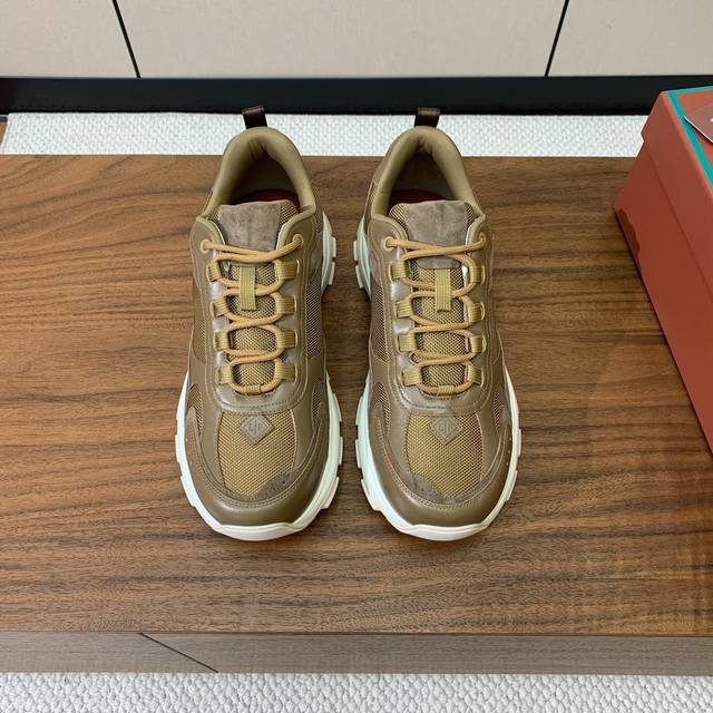 Loro Piana 男款休闲运动鞋。简约时尚，鞋面采用皮拼网面。羊皮垫脚。定制大底。码数：39-46 45、46定制 批：
