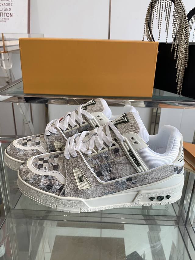 LV TARINE路易威登L家 驴牌 情侣款休闲 运动鞋 滑板鞋原版购入开发 做货 本款LV Trainer 运动鞋选用牛皮革塑造繁复鞋面，需要数小时的匠心缝制