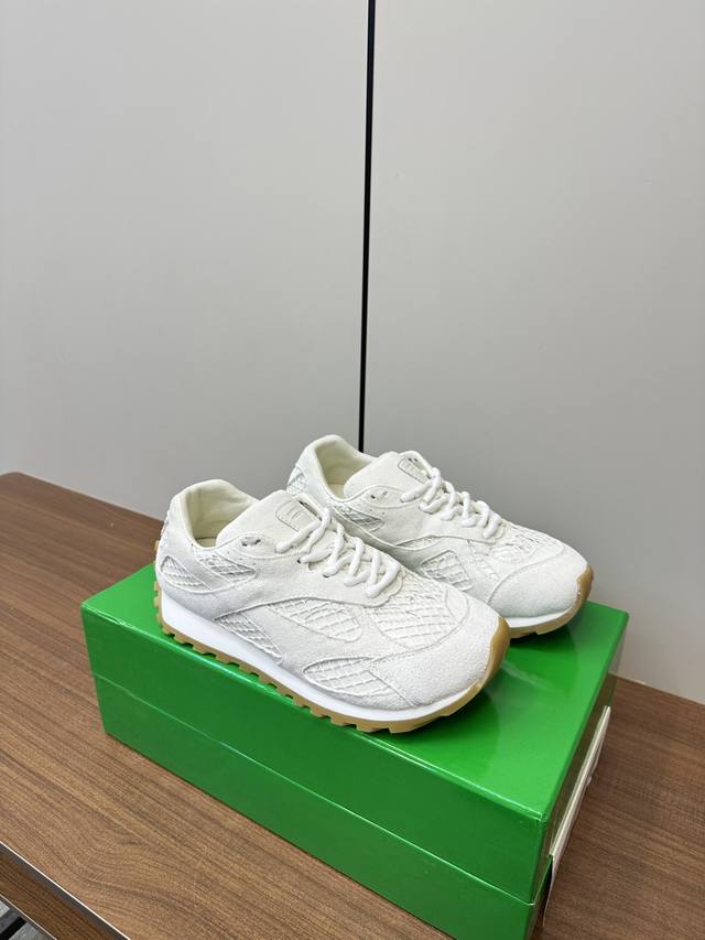 顶级版本 Orbit运动鞋 王一博 同款 情侣款老爹鞋 Runner运动鞋，采用轻质科技网布面料。搭配几何图案设计橡胶外底。认准套包工艺 实际增高很多哦，还是一