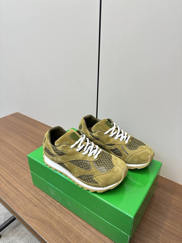 顶级版本 Orbit运动鞋 王一博 同款 情侣款老爹鞋 Runner运动鞋，采用轻质科技网布面料。搭配几何图案设计橡胶外底。认准套包工艺 实际增高很多哦，还是一