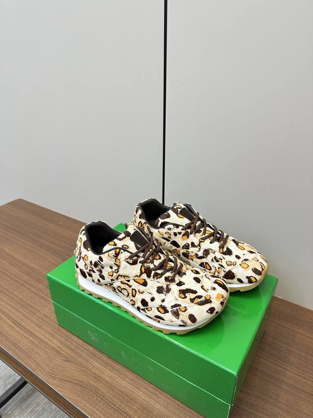 BV顶级版本 Orbit运动鞋 王一博 同款 老爹鞋 Runner运动鞋，采用轻质科技网布面料。搭配几何图案设计橡胶外底。认准套包工艺 实际增高很多哦，还是一样