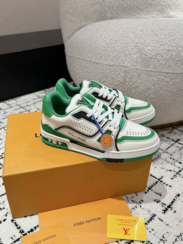 顶级版本 男款LV 路易威登L家 Trainer 24 新款 魔术贴 休闲 运动鞋 滑板鞋 LV Trainer 运动鞋的灵感源自复古篮球鞋，代表 Virgil