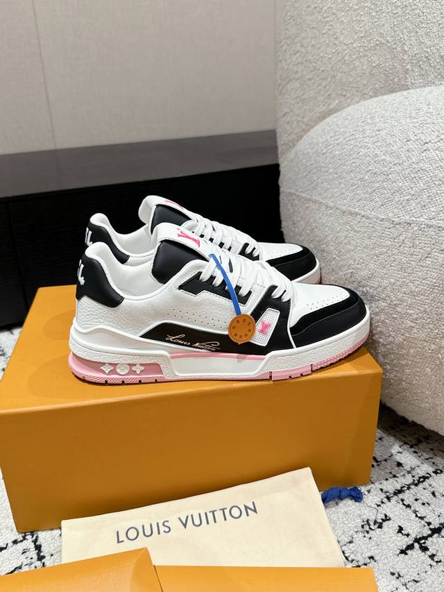 顶级版本 女款LV 路易威登L家 Trainer 24 新款 休闲 运动鞋 滑板鞋 LV Trainer 运动鞋的灵感源自复古篮球鞋，代表 Virgil Abl