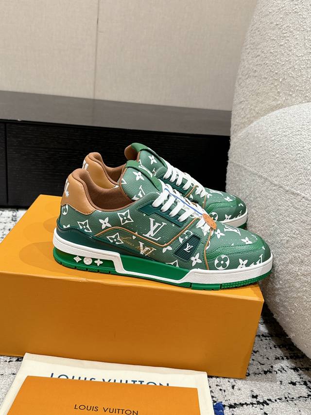 顶级版本 情侣款LV 路易威登L家 Trainer 24 新款 休闲 运动鞋 滑板鞋 LV Trainer 运动鞋的灵感源自复古篮球鞋，代表 Virgil Ab