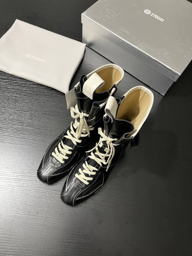 47QUAI双高帮靴暖棕麂皮材质，尽显复古格调。个性的多层绑带与拉链设计，增添酷感细节 。从街头到户外，轻松驾驭多种场景，让你随时释放不羁的时尚态度。鞋面牛麂皮