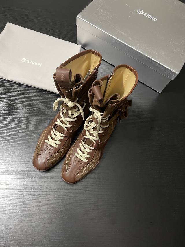 47QUAI双高帮靴暖棕麂皮材质，尽显复古格调。个性的多层绑带与拉链设计，增添酷感细节 。从街头到户外，轻松驾驭多种场景，让你随时释放不羁的时尚态度。鞋面牛麂皮