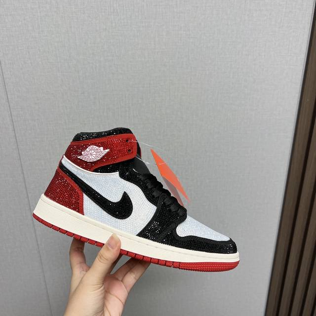 出厂:情侣 独家顶级版本 Air Jordan耐克联名25vs春夏最新王炸爆款系列 情侣烫钻拼色休闲鞋 唯独一款牛皮拼色的高帮鞋，耐克乔一情侣毛鞋让鞋迷大开眼界