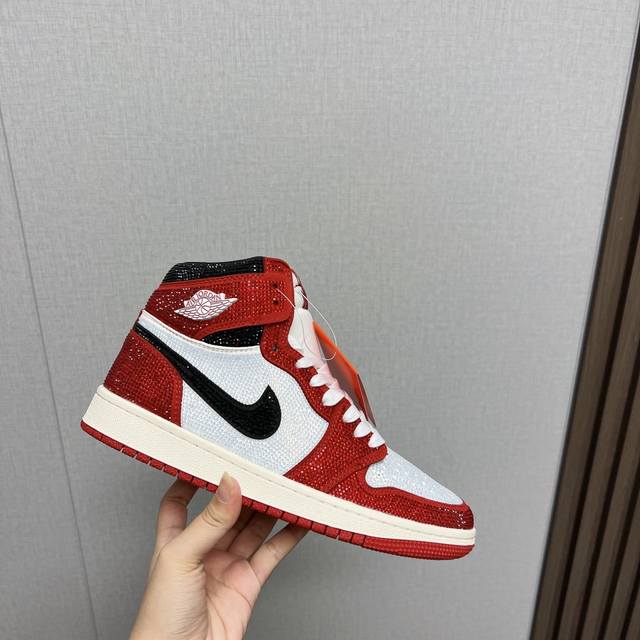 出厂:情侣 独家顶级版本 Air Jordan耐克联名25vs春夏最新王炸爆款系列 情侣烫钻拼色休闲鞋 唯独一款牛皮拼色的高帮鞋，耐克乔一情侣毛鞋让鞋迷大开眼界