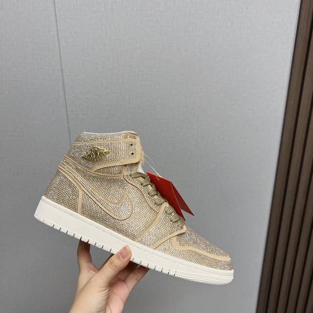 出厂:情侣 独家顶级版本 Air Jordan耐克联名25vs春夏最新王炸爆款系列 情侣烫钻拼色休闲鞋 唯独一款牛皮拼色的高帮鞋，耐克乔一情侣毛鞋让鞋迷大开眼界