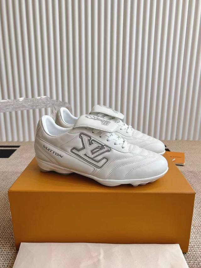 市场最顶级 25ss 春夏季新款 情侣同款球鞋 穿上就是时髦精这款 Footprint Soccer 运动鞋于2025春夏系列时装展中亮相，是Pharrell