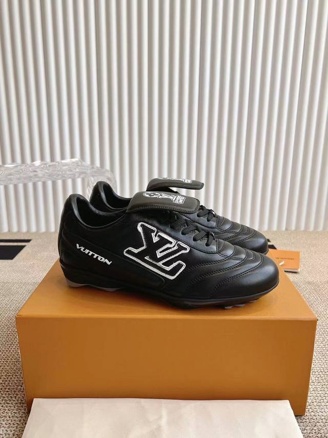市场最顶级 25ss 春夏季新款 情侣同款球鞋 穿上就是时髦精这款 Footprint Soccer 运动鞋于2025春夏系列时装展中亮相，是Pharrell