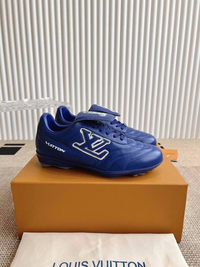 市场最顶级 25ss 春夏季新款 情侣同款球鞋 穿上就是时髦精这款 Footprint Soccer 运动鞋于2025春夏系列时装展中亮相，是Pharrell