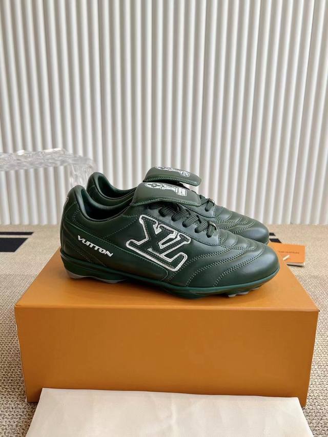 市场最顶级 25ss 春夏季新款 情侣同款球鞋 穿上就是时髦精这款 Footprint Soccer 运动鞋于2025春夏系列时装展中亮相，是Pharrell
