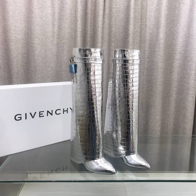 顶级版本 定做款 GIVENCHY纪梵希新款时尚长靴亮泽皮革靴原版1:1开发，腿部饰有皮革束带，搭配金属扣，侧面饰有金色不对称4G LOGO金属挂锁，杏仁形鞋头