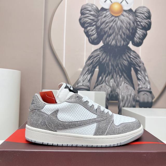 出厂:情侣 独家顶级版本 Air Jordan耐克联名25vs春夏最新王炸爆款系列 情侣烫钻拼色休闲鞋 唯独一款牛皮拼色的高帮鞋，耐克乔一情侣毛鞋让鞋迷大开眼界