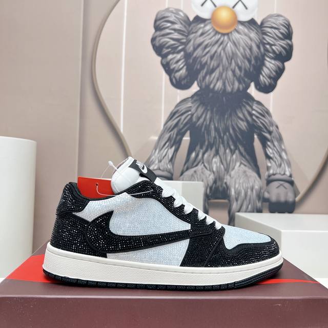 出厂:低帮 独家顶级版本 Air Jordan耐克联名25vs最新王炸爆款系列 情侣烫钻拼色休闲鞋 唯独一款牛皮拼色的高帮鞋，耐克乔一情侣毛鞋让鞋迷大开眼界，各