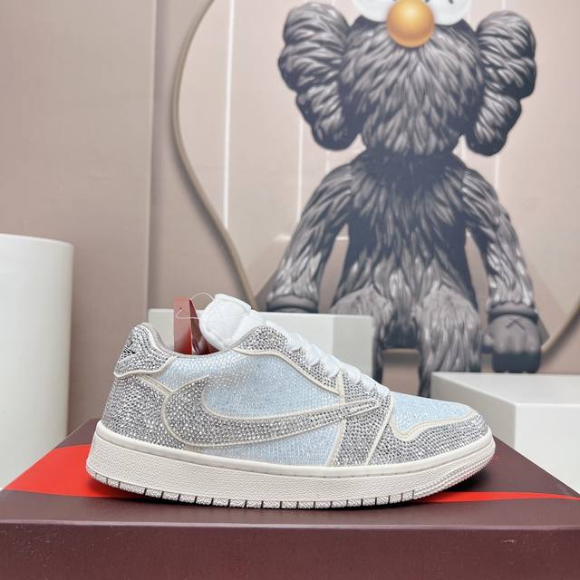 出厂:低帮 独家顶级版本 Air Jordan耐克联名25vs最新王炸爆款系列 情侣烫钻拼色休闲鞋 唯独一款牛皮拼色的高帮鞋，耐克乔一情侣毛鞋让鞋迷大开眼界，各
