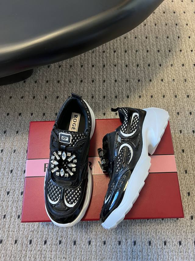 代购级 Roger Vivier 25ss 春夏 RV厚底运动鞋休闲鞋以皮革拼镜面织物和网眼面料制成前面点缀迷你闪钻饰扣和珐琅花朵舒适又不失活泼，尽显松弛感材质