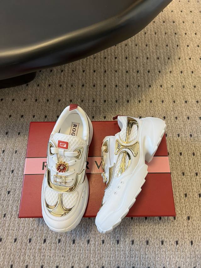 代购级 Roger Vivier 25ss 春夏 RV厚底运动鞋休闲鞋以皮革拼镜面织物和网眼面料制成前面点缀迷你闪钻饰扣和珐琅花朵舒适又不失活泼，尽显松弛感材质