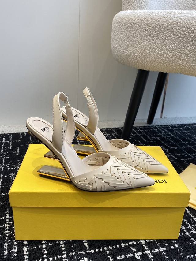 代购级 24ss Fendi 走秀主推系列，新品上线，芬具桌脚设计灵感改创于今年秀场的主推系列鞋履。当季新品，众所周知，鞋子永远设计为高级感满满的，高端大气上档