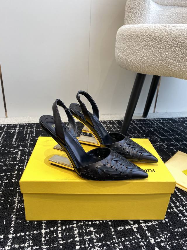 代购级 24ss Fendi 走秀主推系列，新品上线，芬具桌脚设计灵感改创于今年秀场的主推系列鞋履。当季新品，众所周知，鞋子永远设计为高级感满满的，高端大气上档