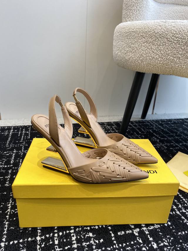 代购级 24ss Fendi 走秀主推系列，新品上线，芬具桌脚设计灵感改创于今年秀场的主推系列鞋履。当季新品，众所周知，鞋子永远设计为高级感满满的，高端大气上档