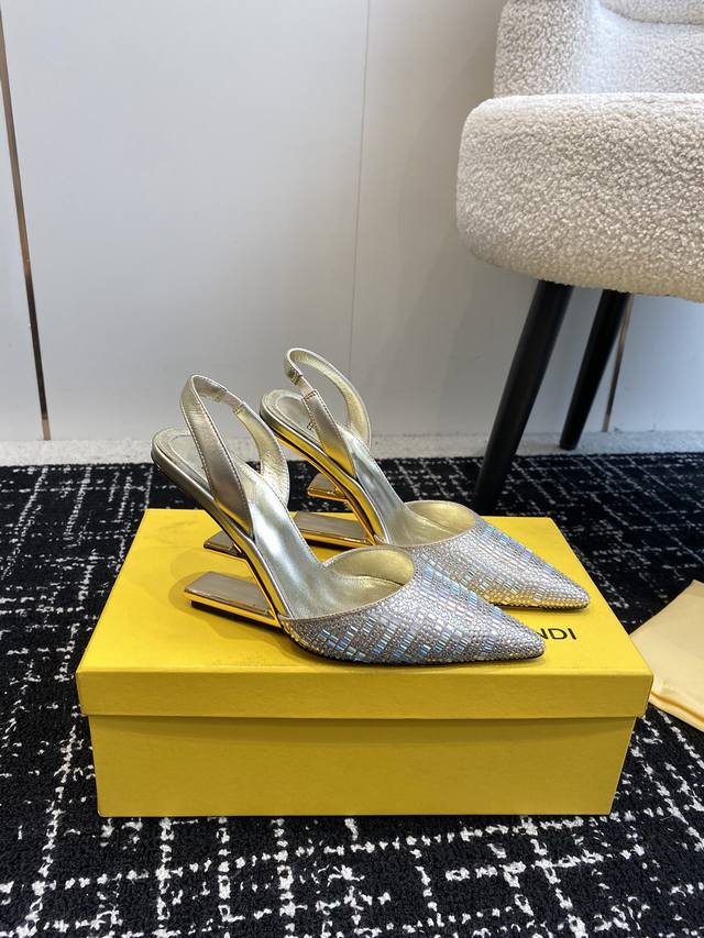 代购级 24ss Fendi 走秀主推系列，新品上线，芬具桌脚设计灵感改创于今年秀场的主推系列鞋履。当季新品，众所周知，鞋子永远设计为高级感满满的，高端大气上档