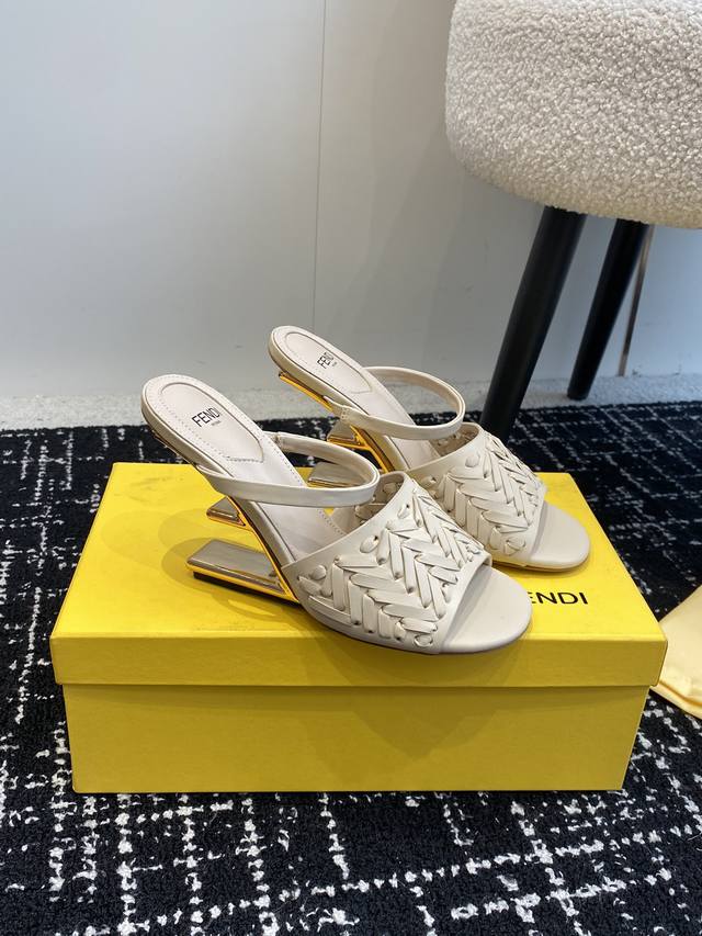 代购级 24ss Fendi 走秀主推系列，新品上线，芬具桌脚设计灵感改创于今年秀场的主推系列鞋履。当季新品，众所周知，鞋子永远设计为高级感满满的，高端大气上档