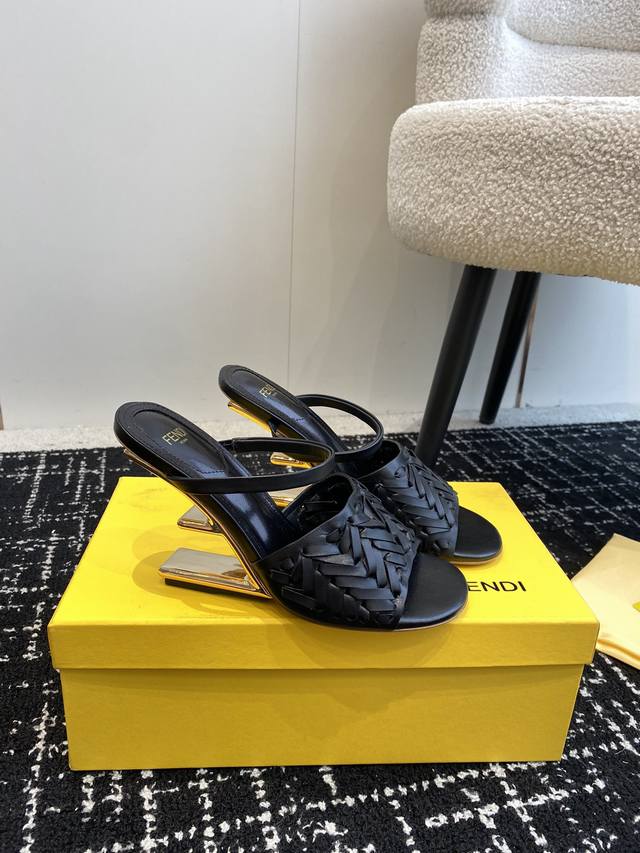 代购级 24ss Fendi 走秀主推系列，新品上线，芬具桌脚设计灵感改创于今年秀场的主推系列鞋履。当季新品，众所周知，鞋子永远设计为高级感满满的，高端大气上档