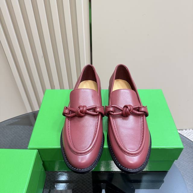 纯色330 做旧擦色工艺 BOTTEGA VENET*女士Astaire乐福单鞋原版一比一做法 一致结绳皮扣卡其色 当今流行的又一趋势 天花板啦最全色百搭 精致