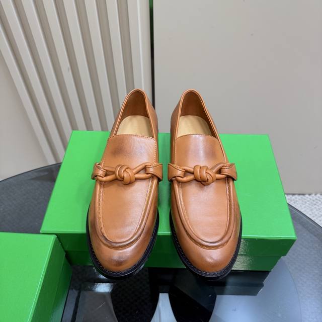 纯色330 做旧擦色工艺 BOTTEGA VENET*女士Astaire乐福拖鞋 原版一比一做法 一致结绳皮扣卡其色 当今流行的又一趋势 天花板啦最全色百搭 精