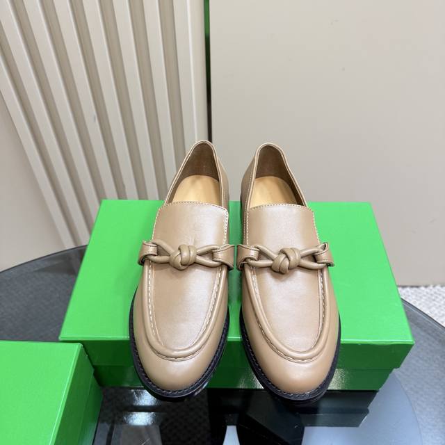 纯色330 做旧擦色工艺 BOTTEGA VENET*女士Astaire乐福拖鞋 原版一比一做法 一致结绳皮扣卡其色 当今流行的又一趋势 天花板啦最全色百搭 精