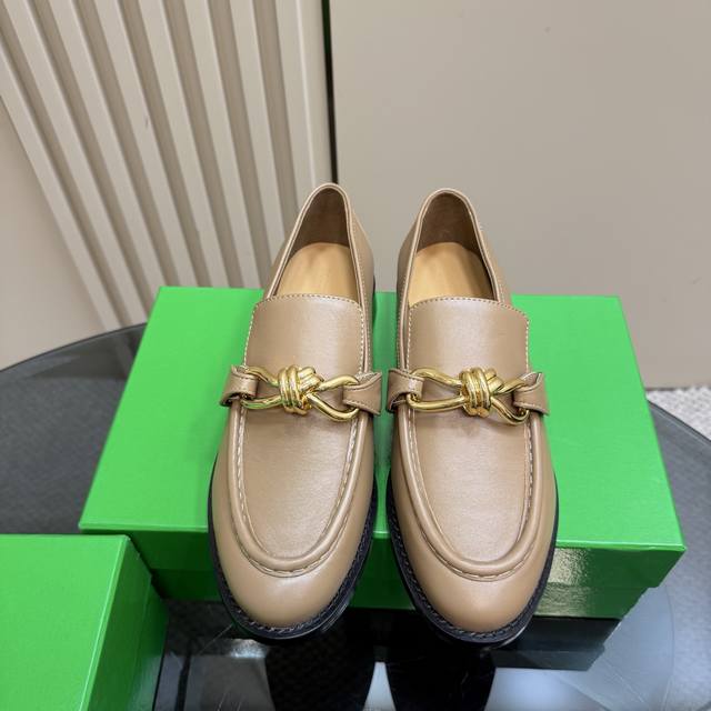 纯色330 做旧擦色工艺 BOTTEGA VENET*女士Astaire乐福单鞋原版一比一做法 一致结绳皮扣卡其色 当今流行的又一趋势 天花板啦最全色百搭 精致