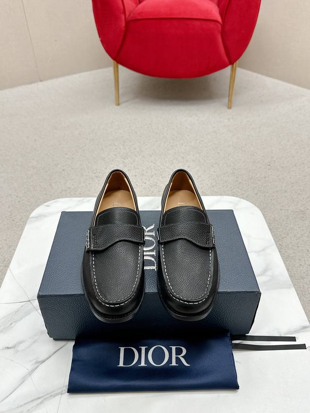 Dior 迪奥 休闲皮鞋商品材料：精选 意大利进口头层开边珠牛皮鞋面+经典五金扣，进口水染牛皮内里。强烈立体视觉效果，原版大底 码数：39-44 男38.45定